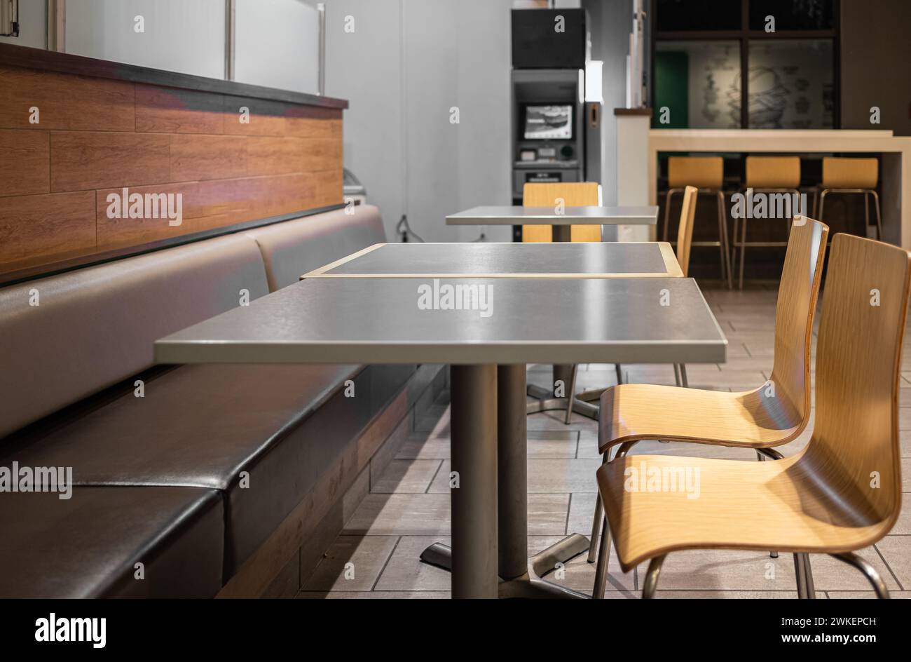 Salle à manger spacieuse avec une table commune et des sièges confortables dans un restaurant. Bar-bar en bois sur table. Intérieur de café avec bois Banque D'Images Salle à manger spacieuse avec une table commune et des sièges confortables dans un restaurant. Bar-bar en bois sur table. Intérieur de café avec bois Banque D'Images