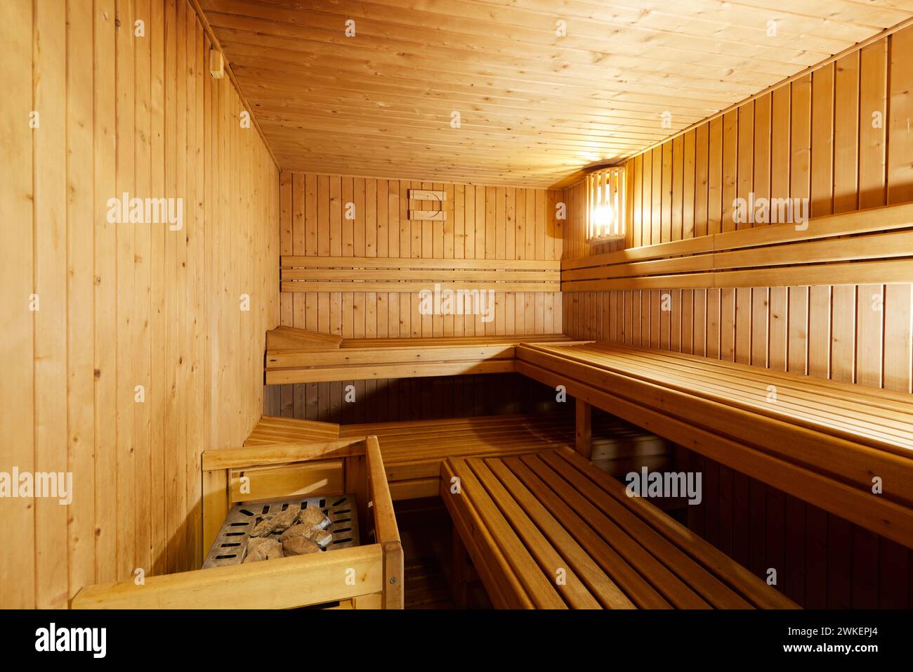 Cabine de sauna finlandais standard en bois. Intérieur vide d'un immense sauna, Donostia, Saint-Sébastien, pays Basque, Espagne Banque D'Images