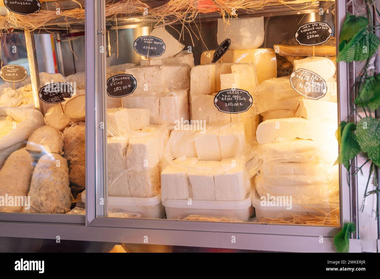 Types de fromages de village sur le marché public dans la ville d'Alanya, Turquie. Banque D'Images