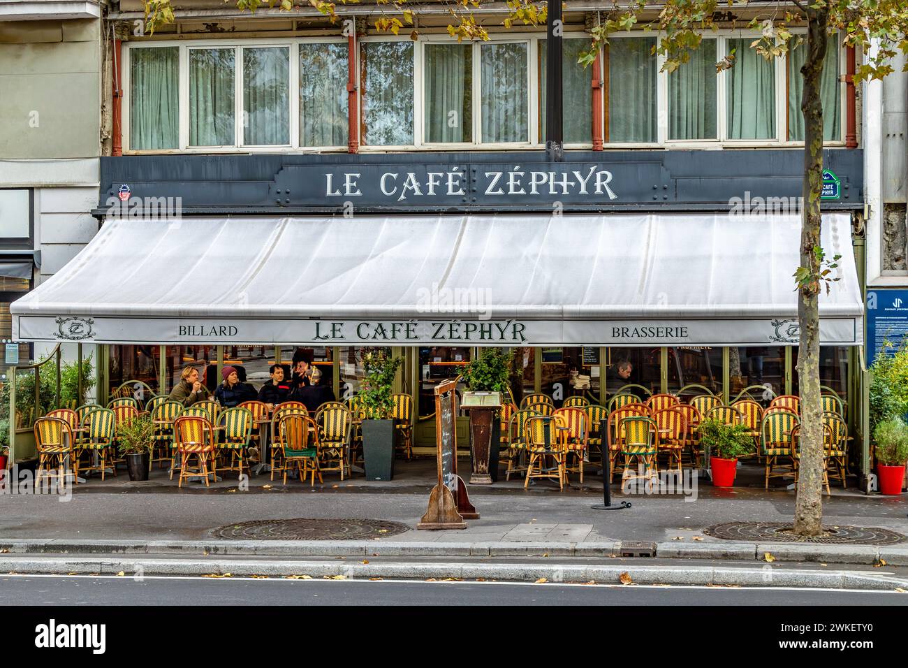 Les gens assis dehors sur la terrasse au café Zéphyr, un bistro, café sur le boulevard Montmartre, dans le 9e arrondissement de Paris, France Banque D'Images