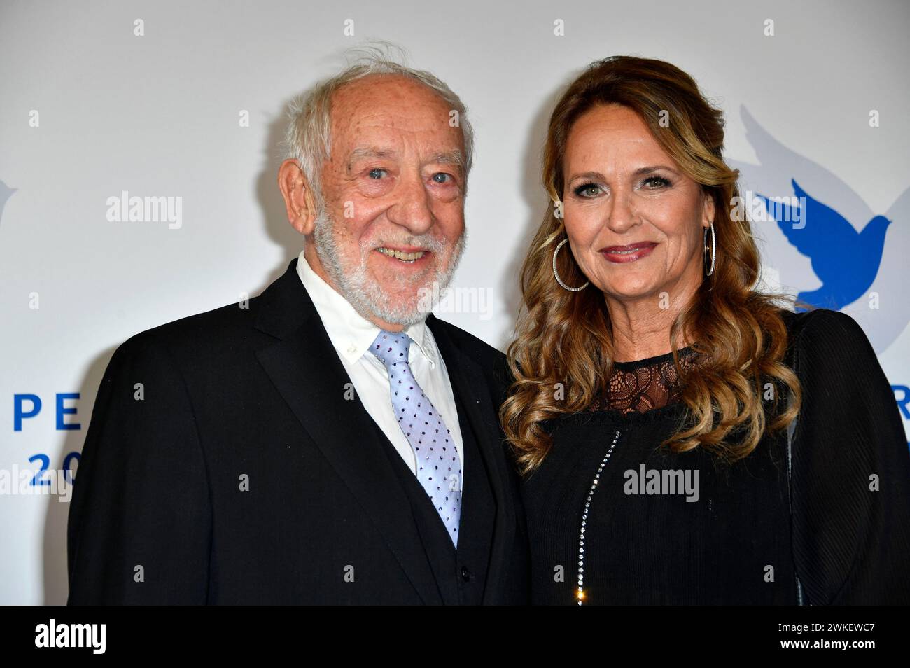 Dieter Hallervorden mit Ehefrau Christiane Zander BEI der Cinema for Peace Gala 2024 im WECC - Westhafen Event & Convention Center. Berlin, 19.02.2024 Banque D'Images