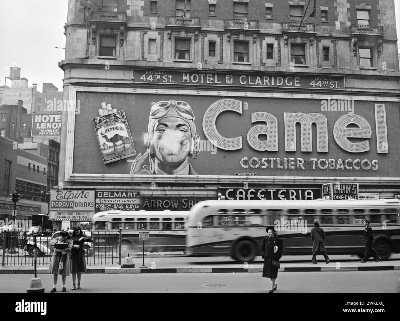 New York, États-Unis. Juin 1948. Panneau publicitaire avec de la vraie fumée pour la marque de cigarettes Camel à Times Square. Crédit : John Vachon pour Bureau of War information Banque D'Images