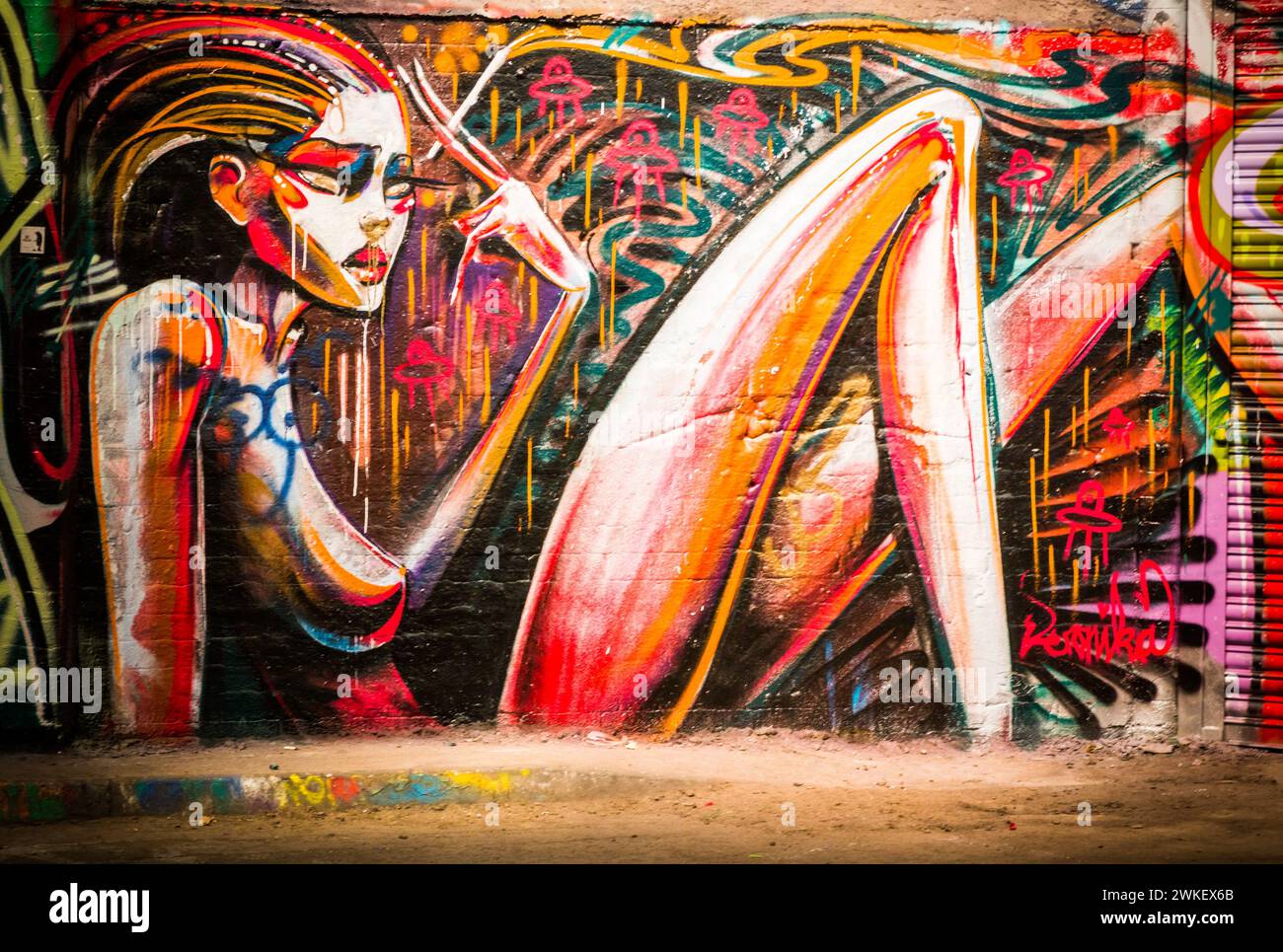 Œuvres d'art de rue et graffitis futuristes pour femmes inclinées dans le Leake Street tunnel, Londres. Banque D'Images