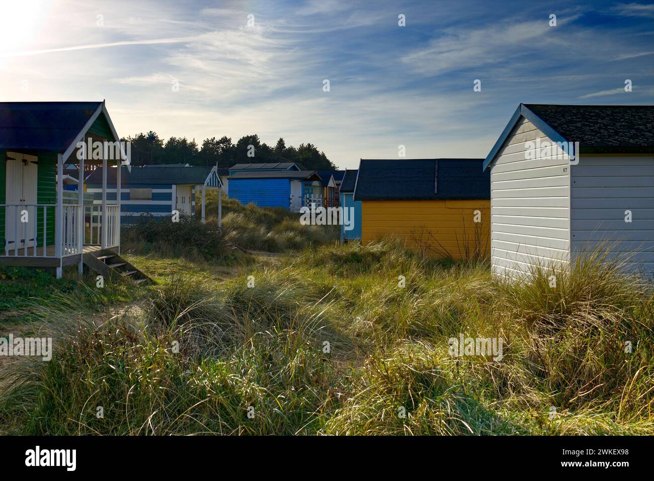 Hunstanton, Norfolk, Royaume-Uni - cabanes de plage colorées dans les dunes de sable du vieux Hunstanton photographiées par une journée ensoleillée Banque D'Images