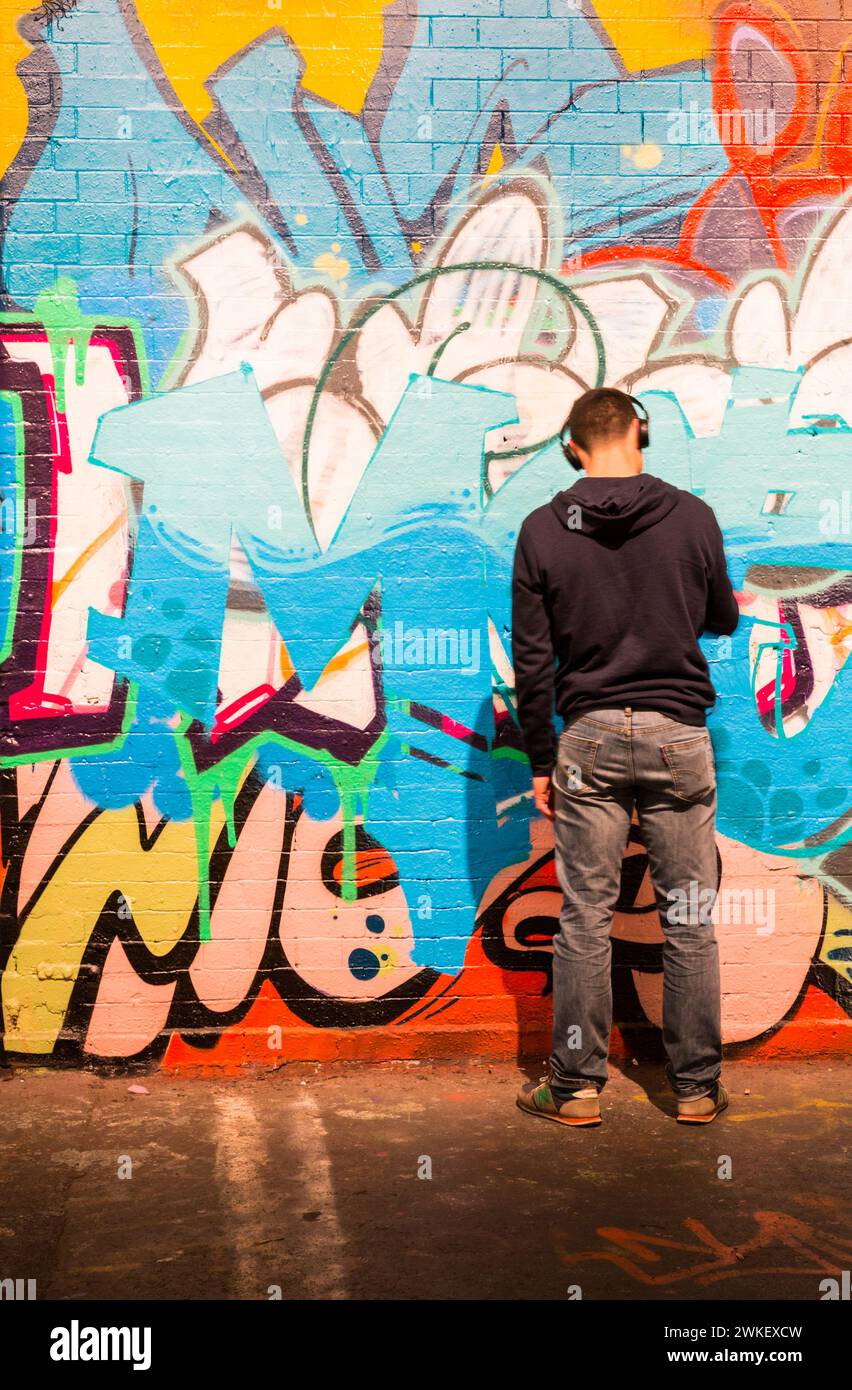 Artistes de rue peignant des graffitis dans le Leake Street tunnel, Londres. Banque D'Images