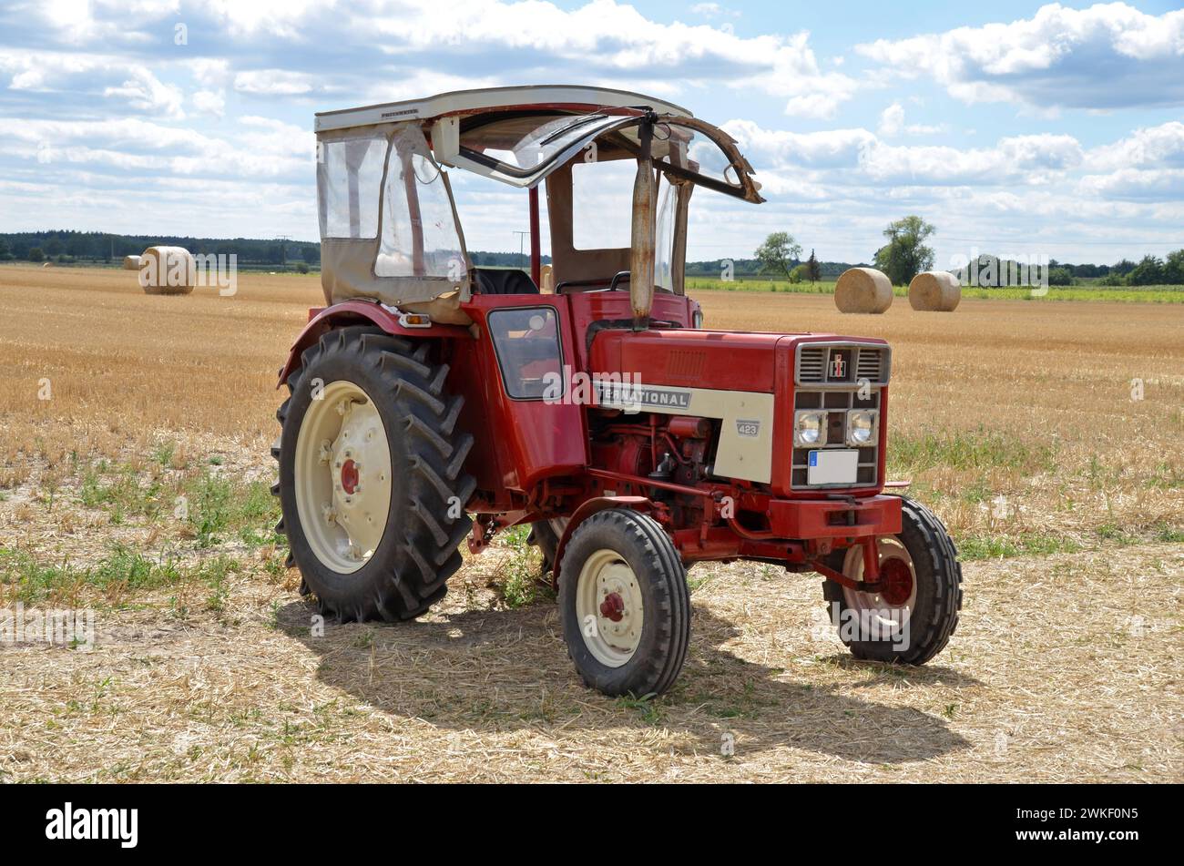 05.08.2018 Oldtimertreffen Deutschland/ Niedersachsen/ Landkreis Gifhorn/ Zasenbeck/ Oldtimer- und Traktorentreffen/ Traktor IHC International 423/ gebaut von 1966-1975/ 40 PS/ im Hintergrund ein abgeerntetes Getreidefeld auf dem Strohballen liegen *** 05 08 2018 Oldtimer Meeting Allemagne Comté de basse-Saxe Gifhorn Zasenbeck Oldtimer et tracteur rencontre tracteur IHC International 423 construit à partir de 1966 1975 40 ch en arrière-plan un grain récolté champ sur lequel reposent les balles de paille Banque D'Images