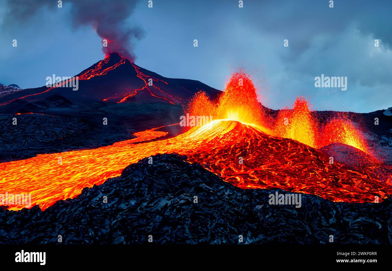 Éruption volcanique avec magma fondu et lave coulante Banque D'Images