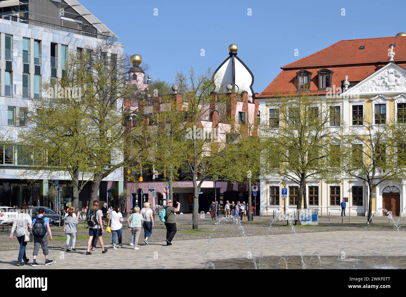 18.04.2018 Domplatz Deutschland/ Sachsen Anhalt/ Magdeburg/ Innenstadt/ Domviertel/ Domplatz/ in der Mitte das Hundertwasserhaus, die Grüne Zitadelle/ rechts der Landtag von Sachsen Anhalt/ im Vordergrund Passanten/ Besucher/ Touristen gehen über den Platz, vorbei am Springbrunnen/ ***Nutzung nur redaktionell***/ *** 18 04 2018 Domplatz Allemagne Saxe Anhalt Magdeburg centre-ville Domviertel Domplatz au milieu de la Hundertwasserhaus, la Citadelle verte sur la droite le parlement de l'État de Saxe Anhalt au premier plan passants visiteurs touristes traversent la place, après la fontaine nous Banque D'Images