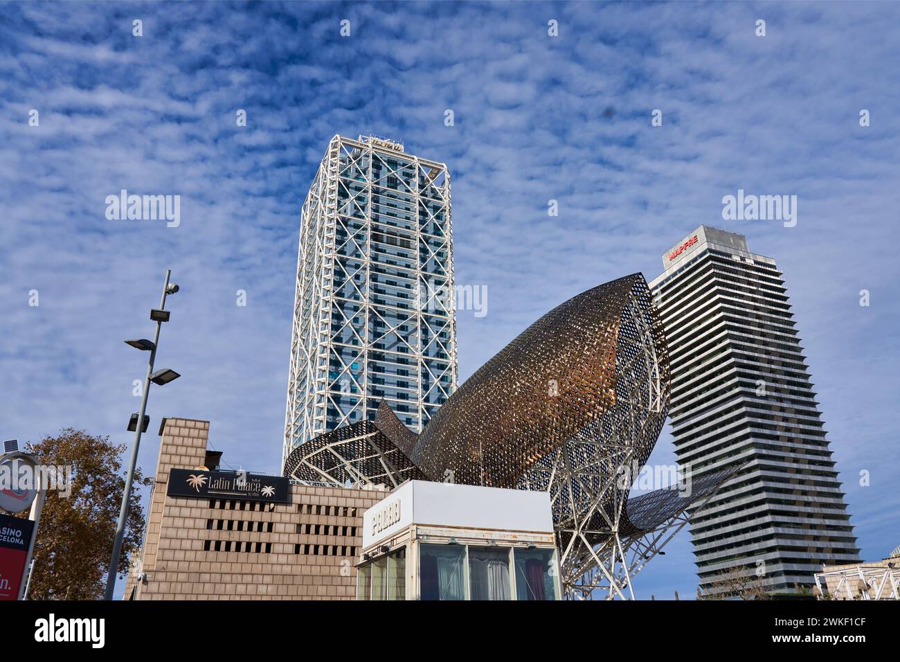 Sculpture de poisson d’or de Frank O. Gehry, Torre Mapfre y Hotel Arts, Puerto Olímpico, Barcelone, Catalogne, Espagne. Banque D'Images