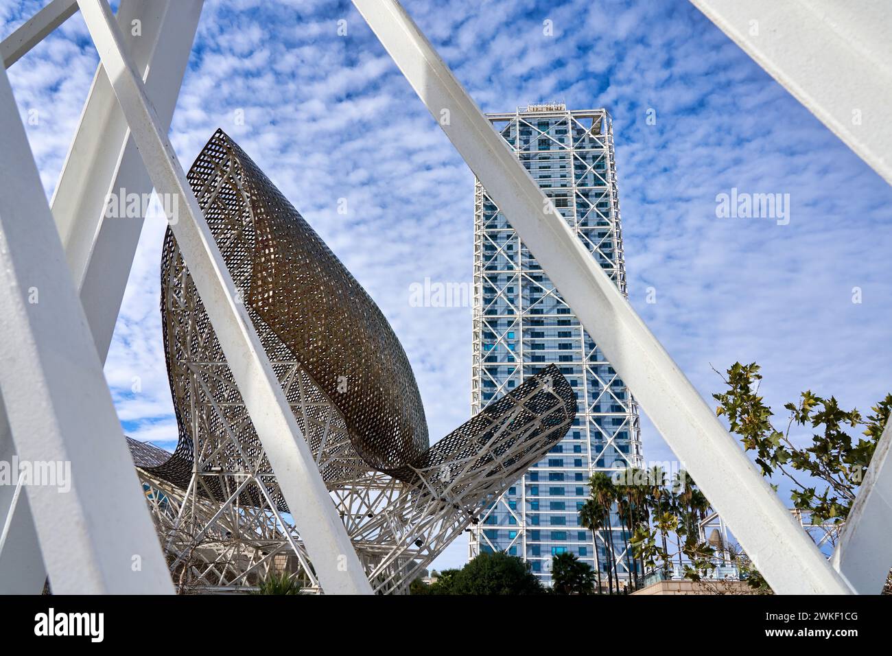 Sculpture de poisson d’or de Frank O. Gehry, Hotel Arts, Puerto Olímpico, Barcelone, Catalogne, Espagne. Banque D'Images