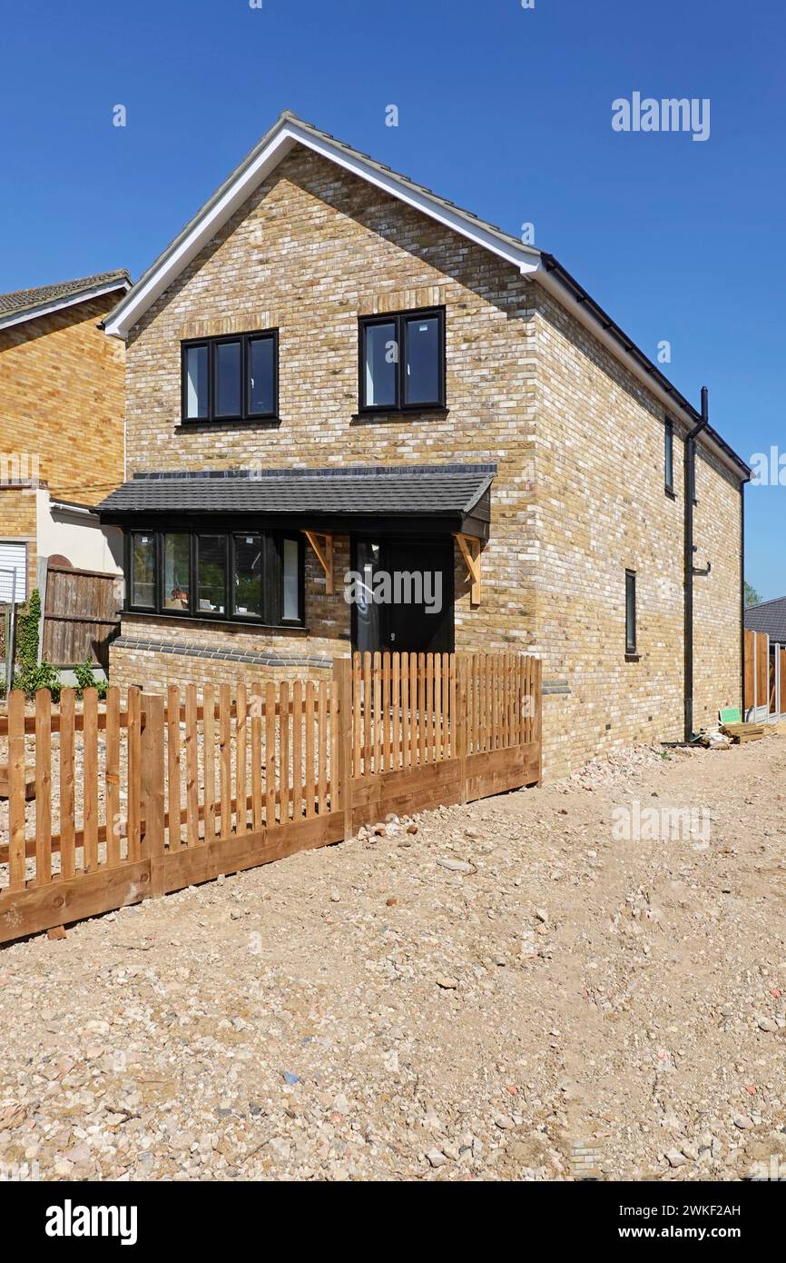 Alamy dernière de 42 images de construction de bâtiments étapes de travaux en cours à la maison individuelle sur le terrain de remplissage du début à cette vue finie Angleterre Royaume-Uni Banque D'Images