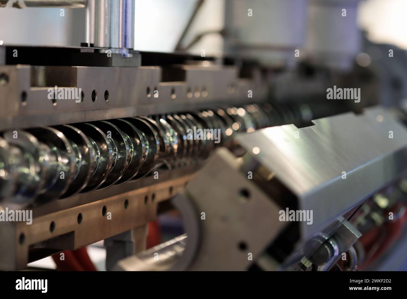 Machine d'extrudeuse en plastique à vis unique gros plan. Mise au point sélective. Banque D'Images