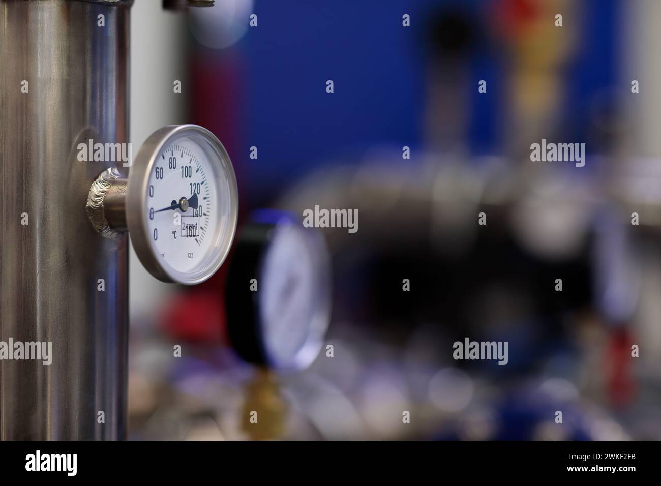 Thermomètre et équipement de chauffage de l'eau dans une chaufferie. Mise au point sélective. Banque D'Images