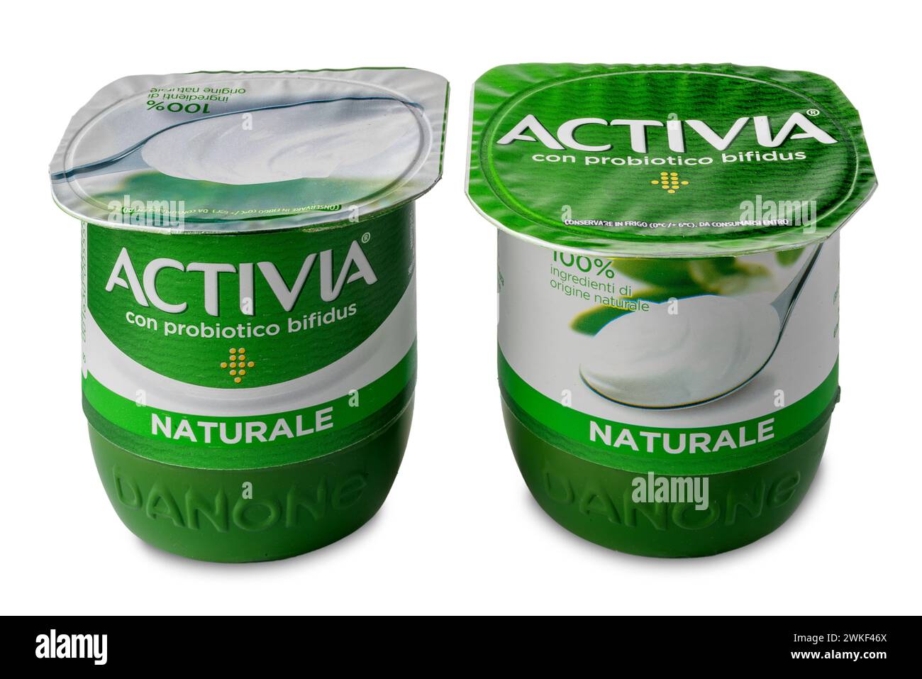 Italie - 20 février 2024 : Activia au probiotique bifidus, yaourt naturel en paquets italiens isolés sur blanc avec chemin de coupe. Activia fait partie de th Banque D'Images