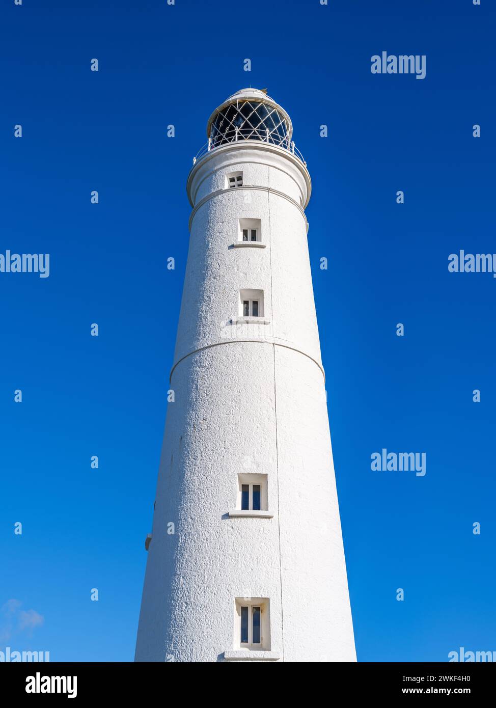 Le phare de Nash point sur la côte du patrimoine de Glamorgan au sud du pays de Galles au Royaume-Uni est une aide à la sécurité et à la navigation des navires dans le canal de Bristol Banque D'Images