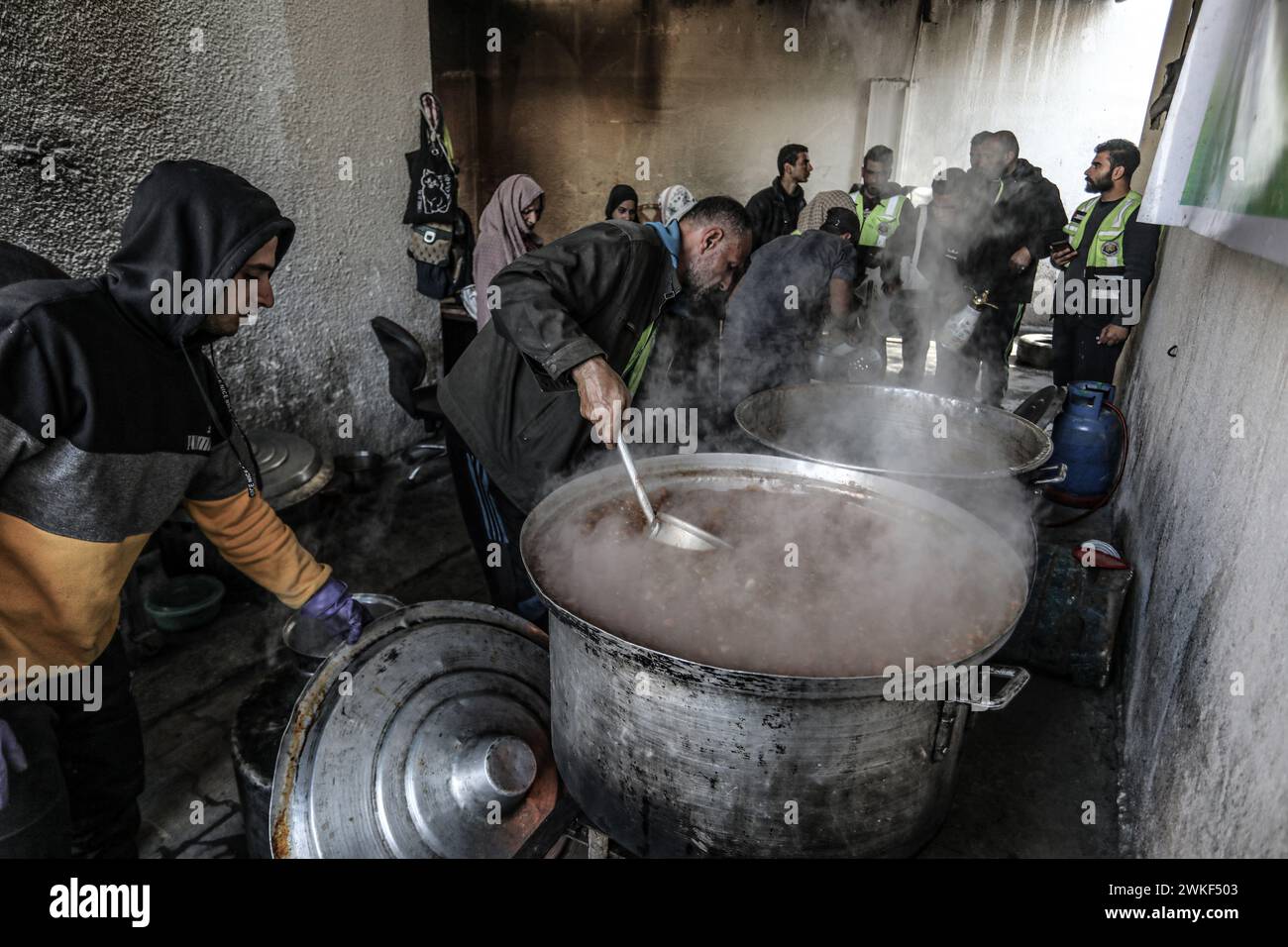 Rafah, Territoires palestiniens. 20 février 2024. Des organisations caritatives palestiniennes, avec le soutien européen, distribuent de la nourriture aux personnes déplacées dans les écoles. Crédit : Abed Rahim Khatib/dpa/Alamy Live News Banque D'Images