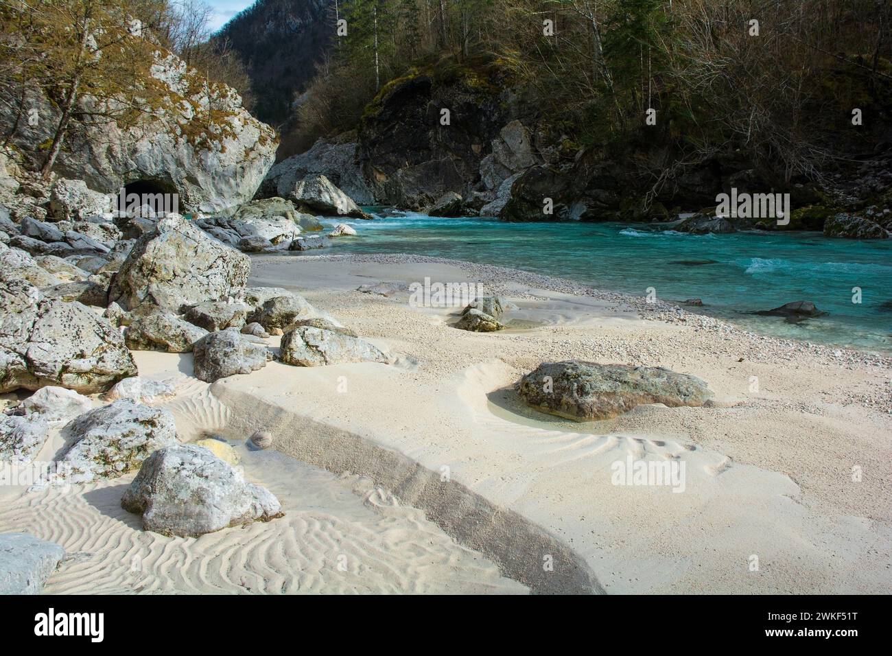 Rivière Soca près de Kal-Koritnica, municipalité de Bovec, Primorska ou région du littoral, NW Slovénie.cette rivière alpine coule de la vallée de Trenta dans les Alpes juliennes Banque D'Images