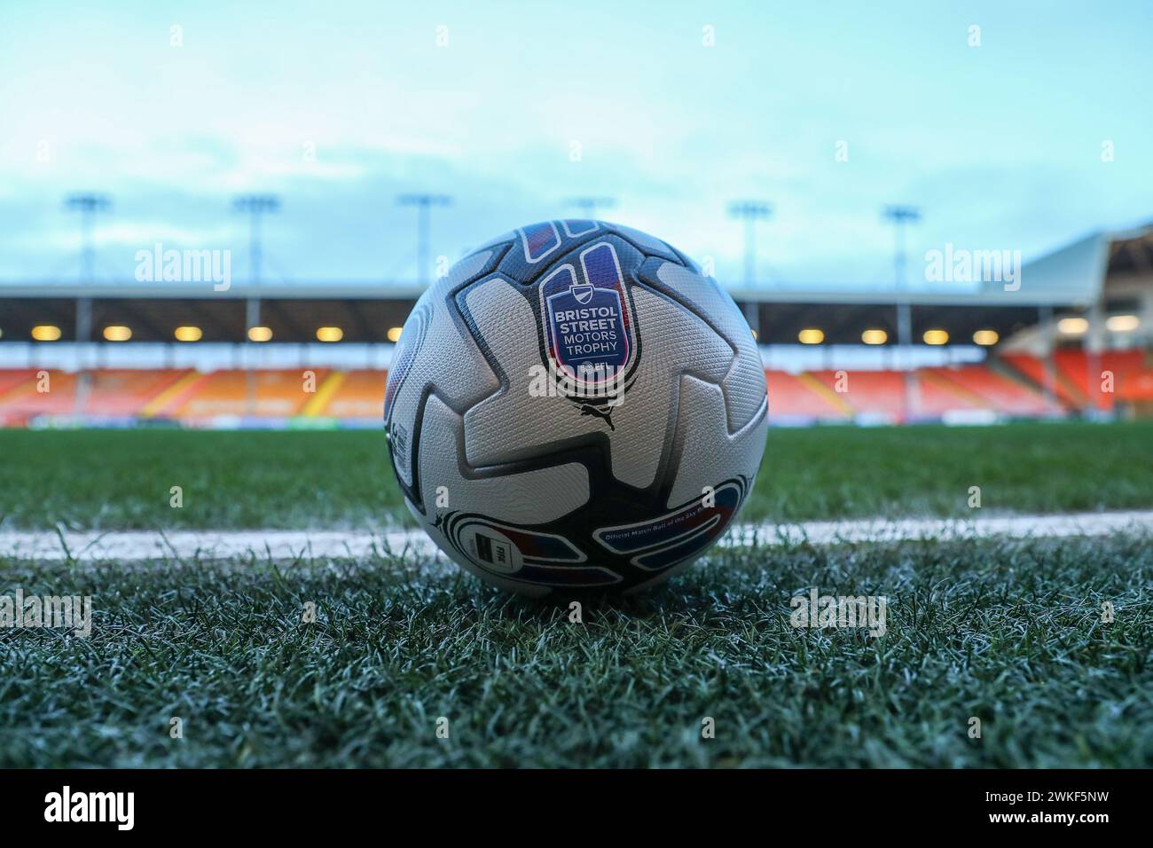 Blackpool, Royaume-Uni. 20 février 2024. Le ballon du Bristol Street Motors Trophy devant le match de demi-finale du Bristol Street Motors Trophy Blackpool vs Peterborough United à Bloomfield Road, Blackpool, Royaume-Uni, le 20 février 2024 (photo par Gareth Evans/News images) à Blackpool, Royaume-Uni le 20/02/2024. (Photo de Gareth Evans/News images/SIPA USA) crédit : SIPA USA/Alamy Live News Banque D'Images