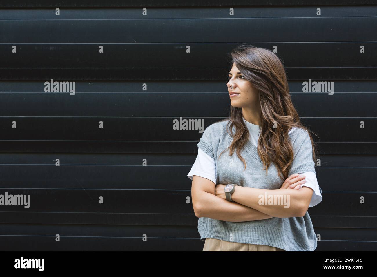 Portrait de jeune femme d'affaires confiante et prospère debout à l'extérieur de l'immeuble de bureaux. Homme d'affaires indépendant instruit chef d'équipe féminin posant Banque D'Images