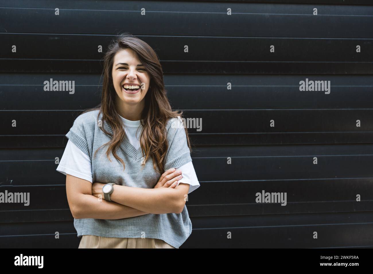 Portrait de jeune femme d'affaires confiante et prospère debout à l'extérieur de l'immeuble de bureaux. Homme d'affaires indépendant instruit chef d'équipe féminin posant Banque D'Images