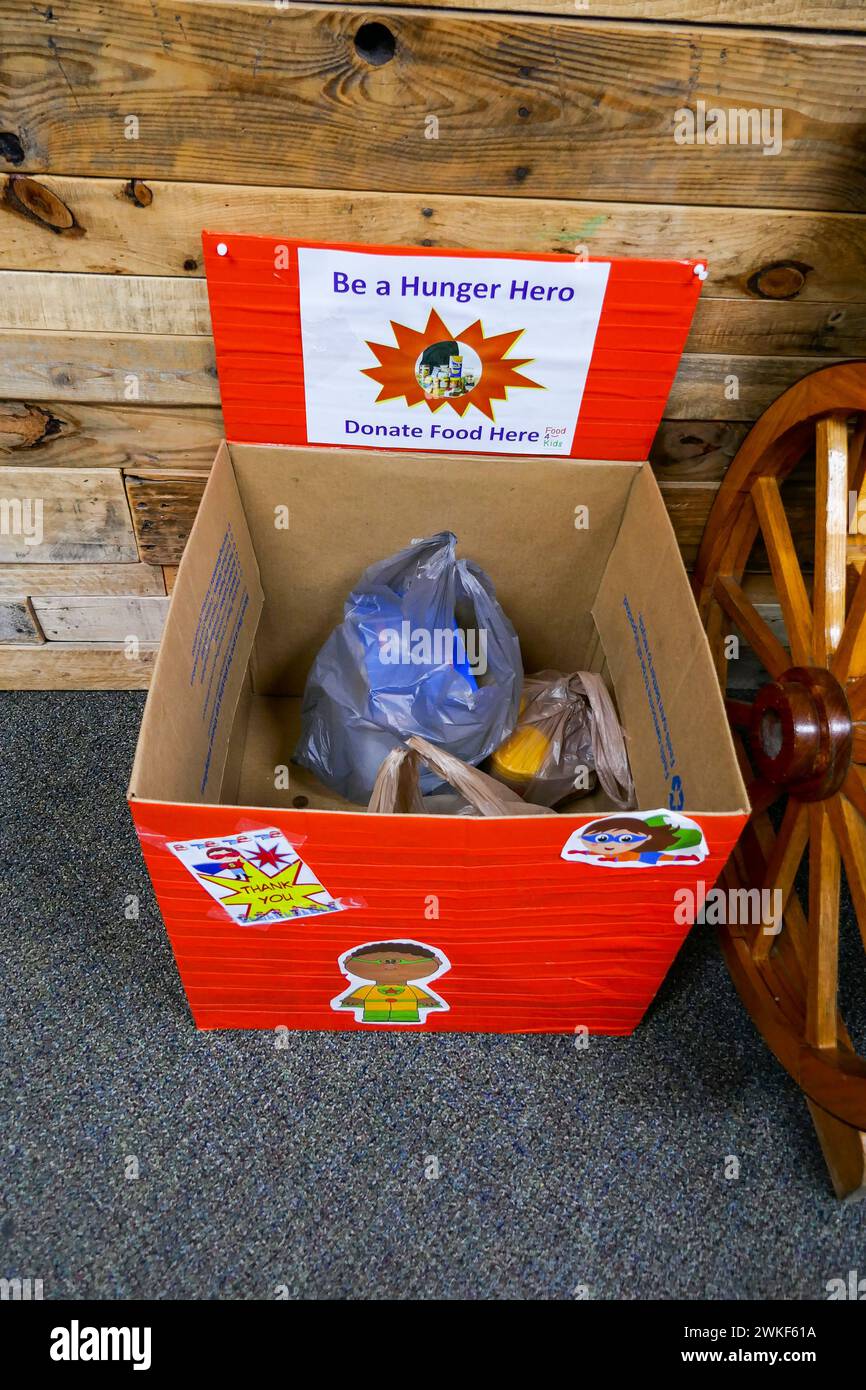 Boîte de dons pour aider à nourrir les familles nécessiteuses avec enfants dans un restaurant local dans le centre-nord de la Floride. Banque D'Images