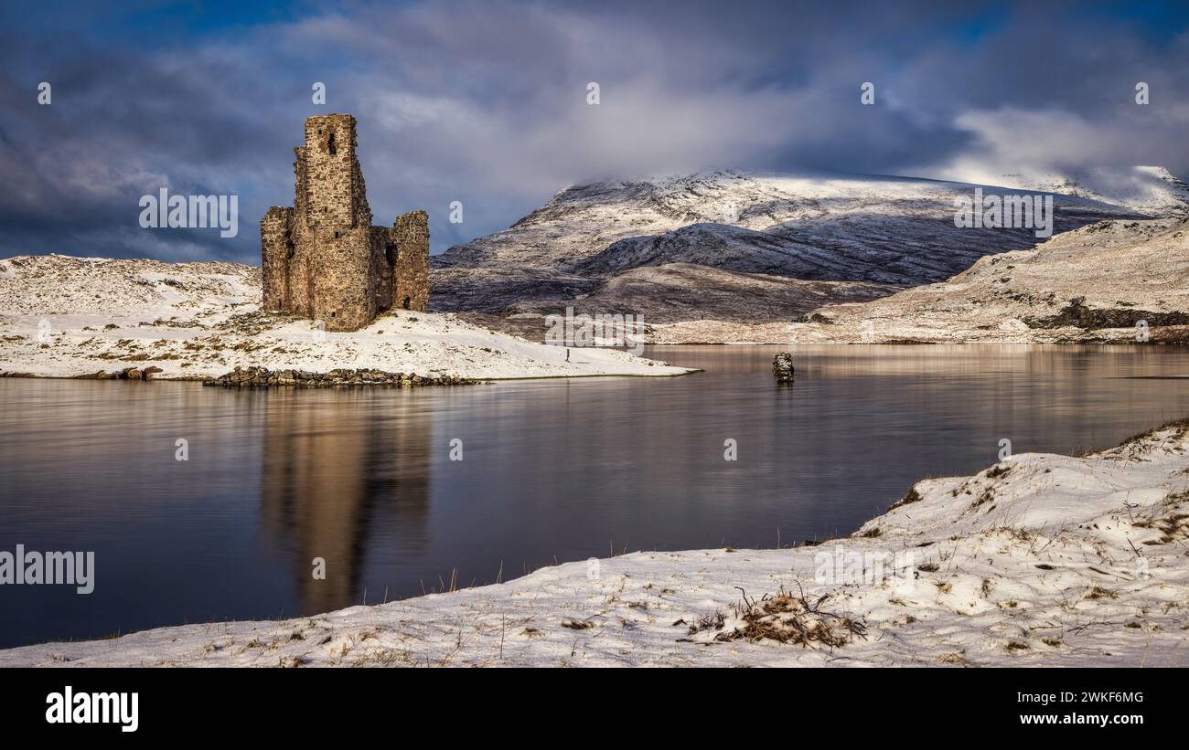 Château d'Ardvreck et Loch Assynt dans les Highlands du Nord-Ouest de l'Écosse Banque D'Images