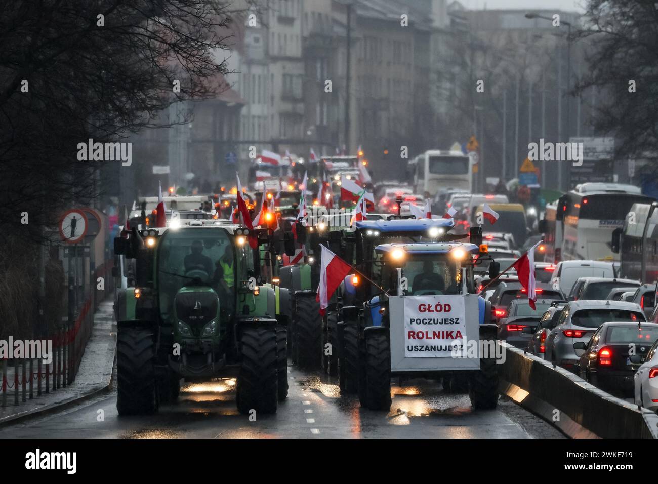 Les agriculteurs conduisent leurs tracteurs dans le centre de Cracovie, en Pologne, alors qu'ils organisent une grève nationale contre la politique du Green Deal de l'UE et les importations de produits agricoles en provenance d'Ukraine le 20 février 2024. Plus de 30 000 tracteurs ont bloqué les routes polonaises aujourd'hui. Banque D'Images