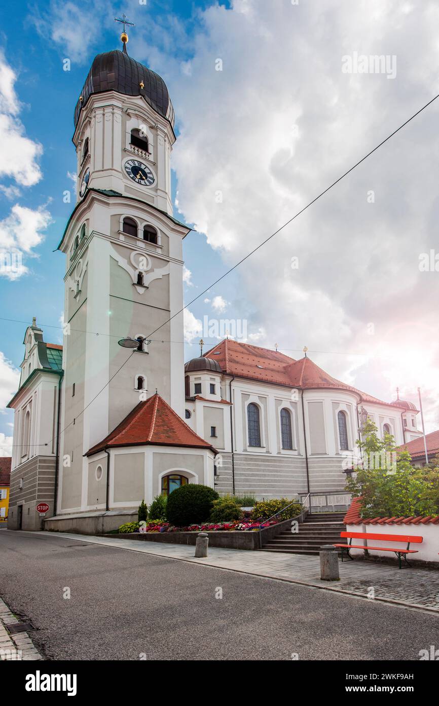 Vue grand angle côté nord du produit Andreas Eglise à Nesselwang / Bavière devant un ciel bleu avec de grands nuages blancs avec des fusées éclairantes en t Banque D'Images