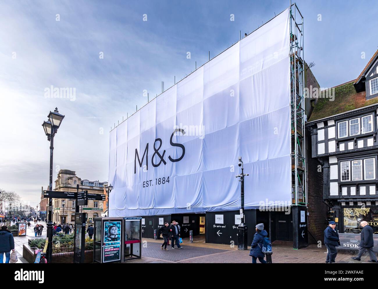 Nouvelle couverture d'échafaudage à l'avant du magasin Marks and Spencers, High Street, Lincoln City, Lincolnshire, Angleterre, ROYAUME-UNI, 2024 Banque D'Images