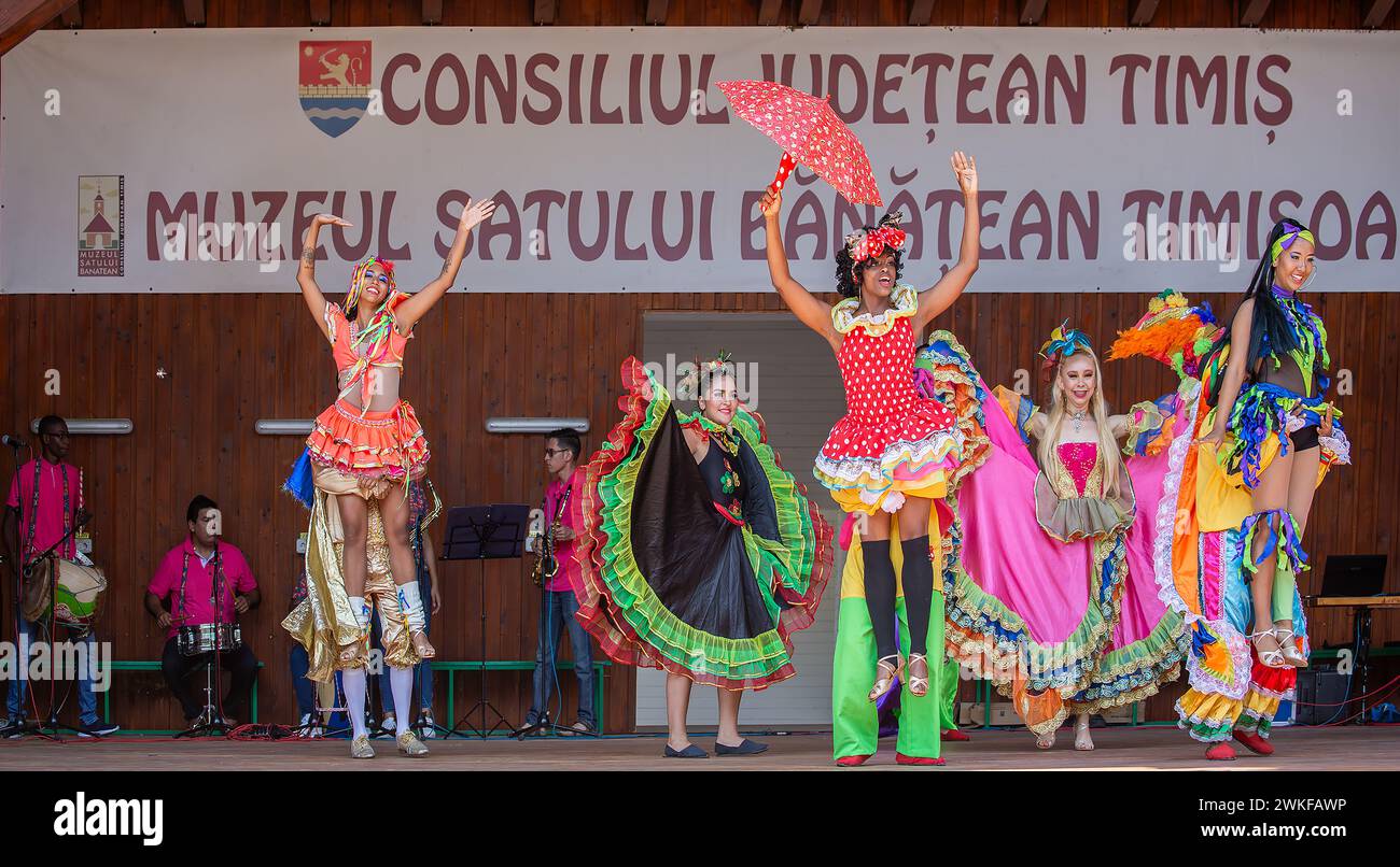 TIMISOARA, ROUMANIE - 7 JUILLET 2019 : jeunes danseurs colombiens en costume traditionnel présents au festival folklorique international, International Festiv Banque D'Images