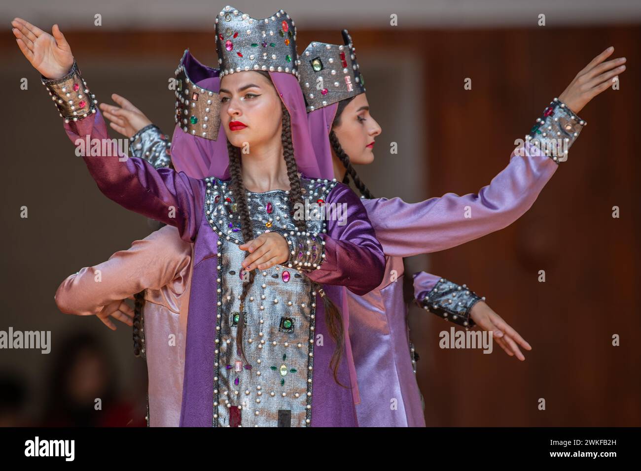 TIMISOARA, ROUMANIE - 7 JUILLET 2019 : jeunes danseuses filles de Géorgie en costume traditionnel présentes au festival folklorique international. Banque D'Images