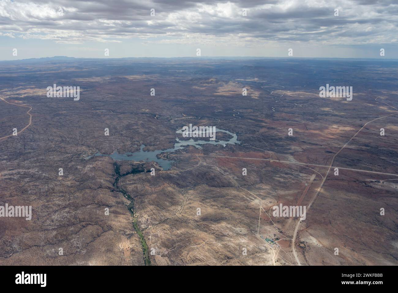 Paysage terrestre aérien avec barrage Oanob et lac dans le désert, tourné depuis un planeur dans la lumière brillante de fin de printemps de l'est, Namibie, Afrique Banque D'Images