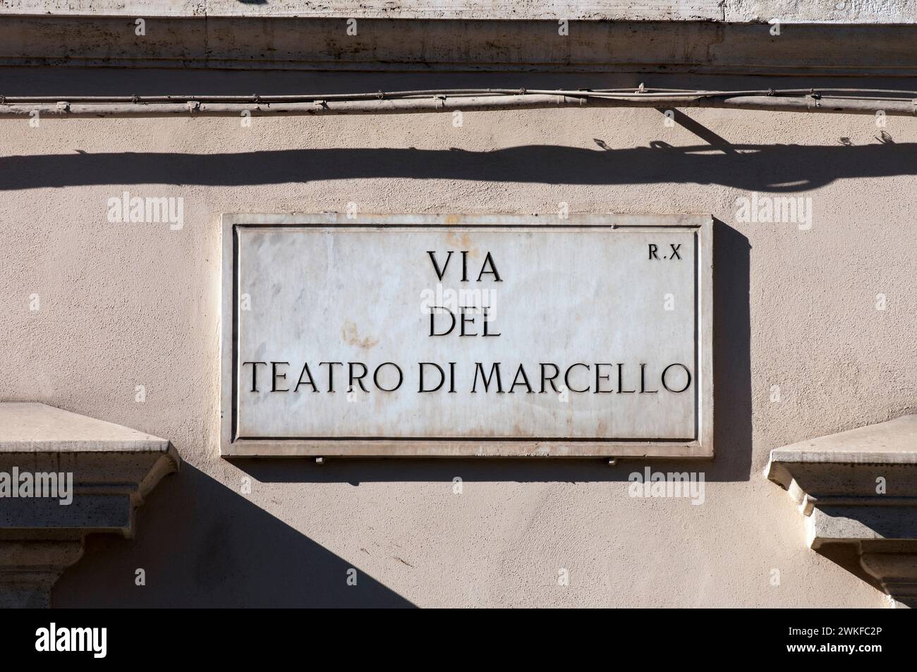 Panneau de rue en marbre via del Teatro Marcello, Rome, Latium, Italie Banque D'Images