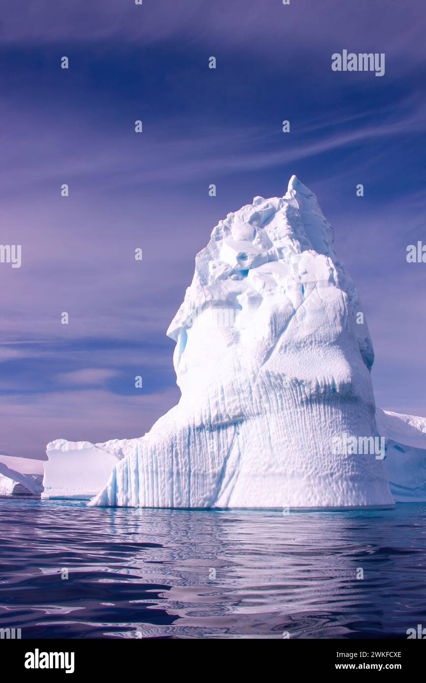 Iceberg dans la lumière du soir, péninsule Antarctique, Antarctique Banque D'Images