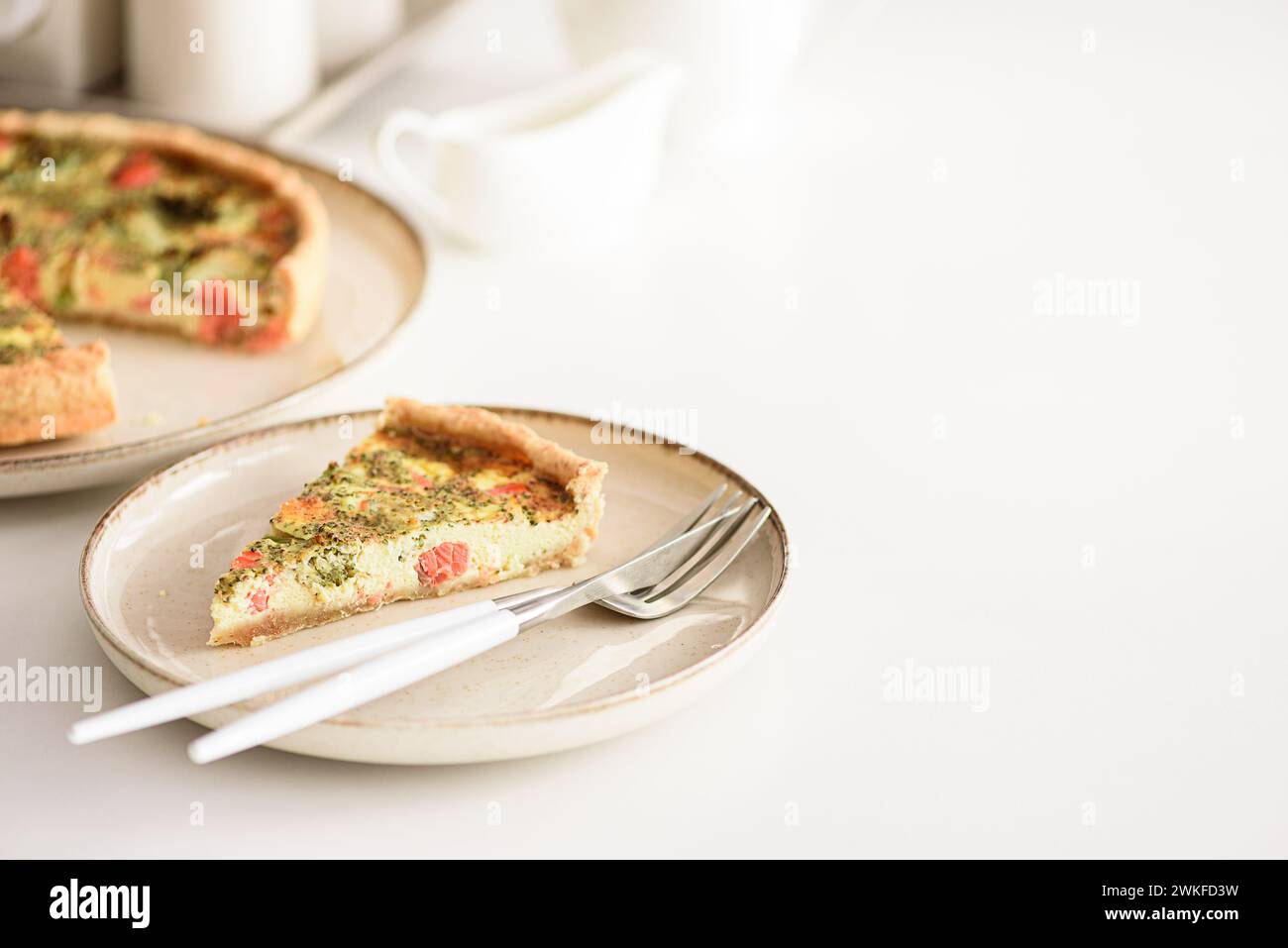 Quiche française lauren avec saumon, fromage et brocoli sur table blanche. Flou de mise au point Banque D'Images