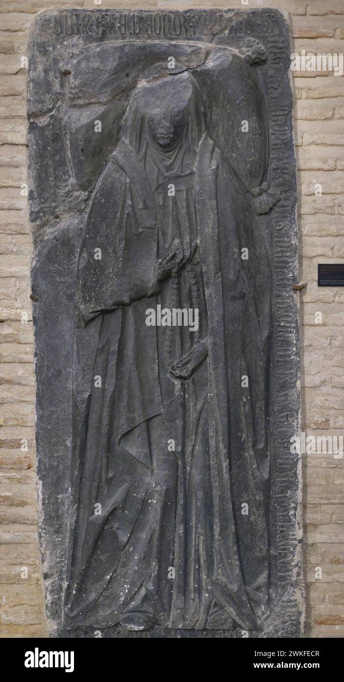 Pierre tombale de Leonor Fernandes Nuño. Relief représentant l'effigie du tombeau du défunt, vêtu d'une tunique et recouvert d'un manteau et d'une coiffe. Inscriptions en caractères gothiques dans la bordure. Ardoise. Fin du XIVe siècle. De l'église de San Román, Tolède, Espagne. Musée des conseils wisigoth et de la culture. Tolède, Castille-la Manche, Espagne. Banque D'Images