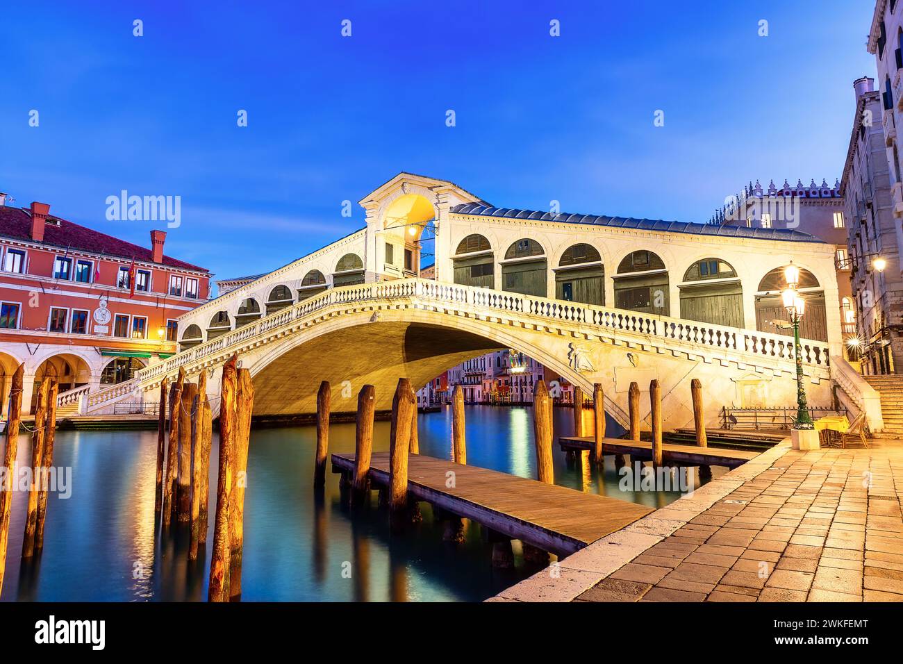 Célèbre pont du Rialto de Venise sur le Grand canal au crépuscule, Italie. Image de paysage urbain de Venise, en Italie pendant le lever du soleil avec le pont du Rialto. Banque D'Images