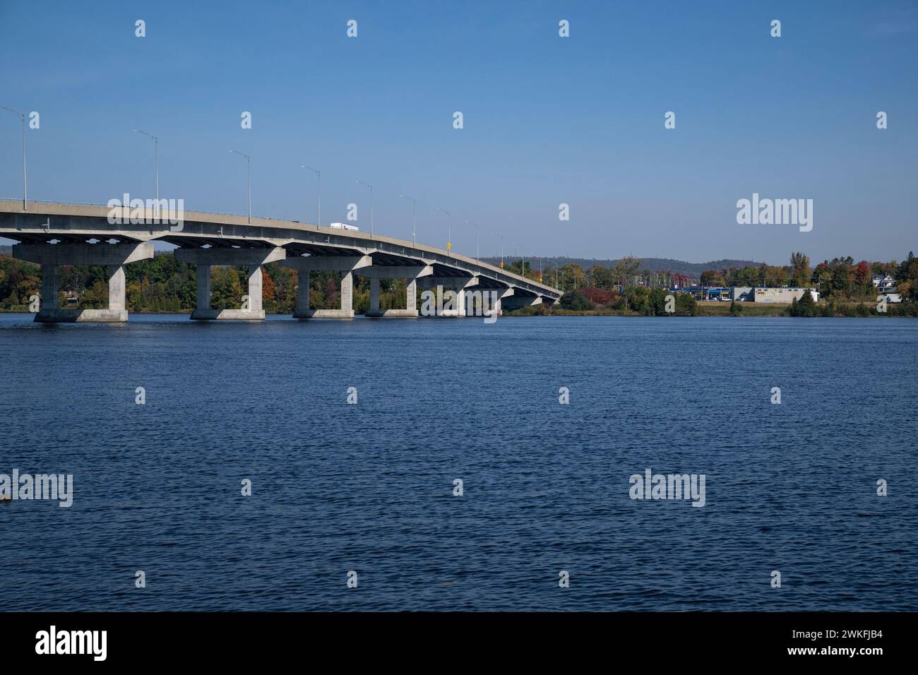 Pont long-Sault, pont du long-Saul, traversant la rivière des Outaouais à Grenville, Québec et Hawkesbury, Ontario Banque D'Images