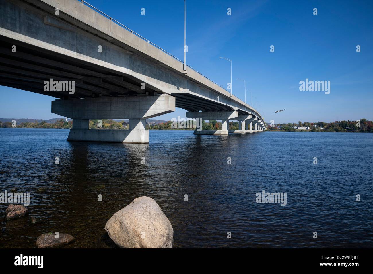 Pont long-Sault, pont du long-Saul, traversant la rivière des Outaouais à Grenville, Québec et Hawkesbury, Ontario Banque D'Images