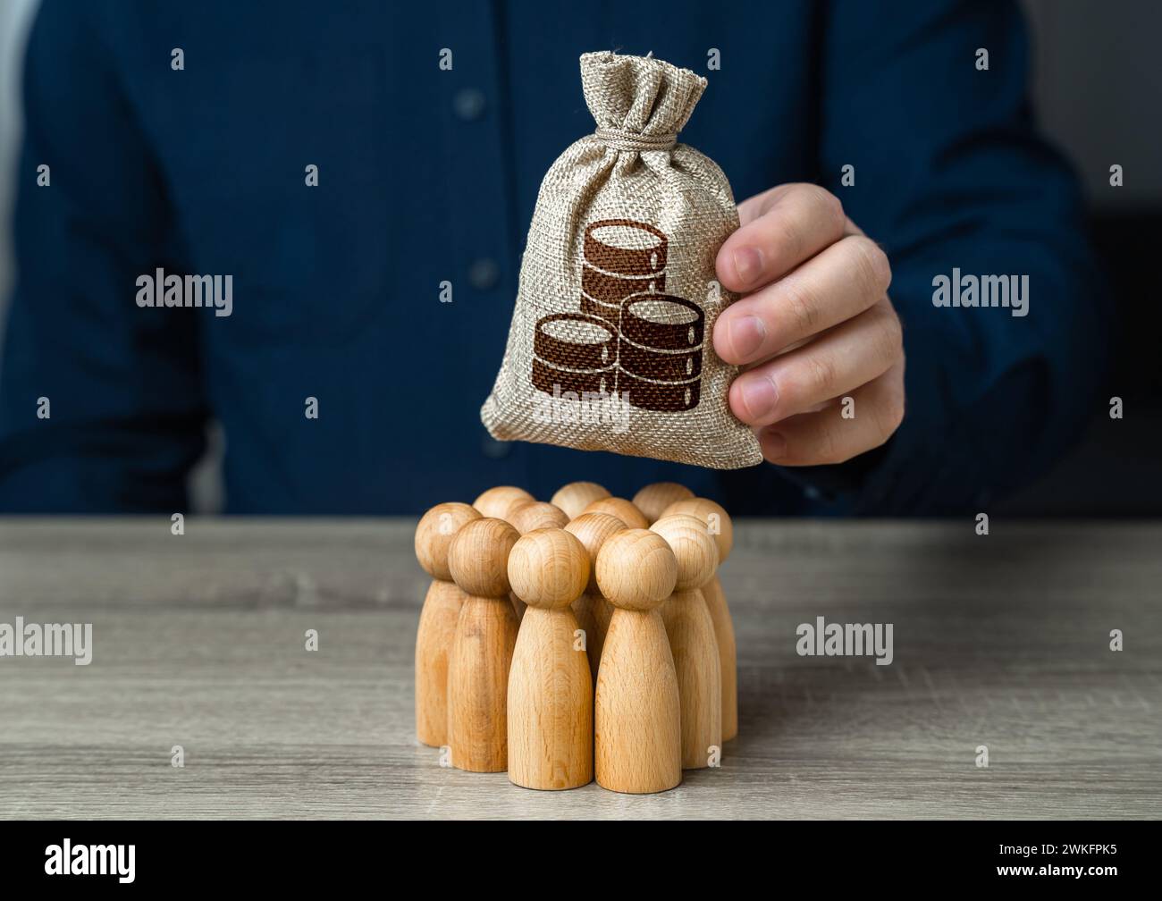 Rémunération et salaires. Génération de fonds grâce à la coopération. Lobbying politique. Paiement de la main-d'œuvre et des services. Organisation du bourgeon communautaire Banque D'Images