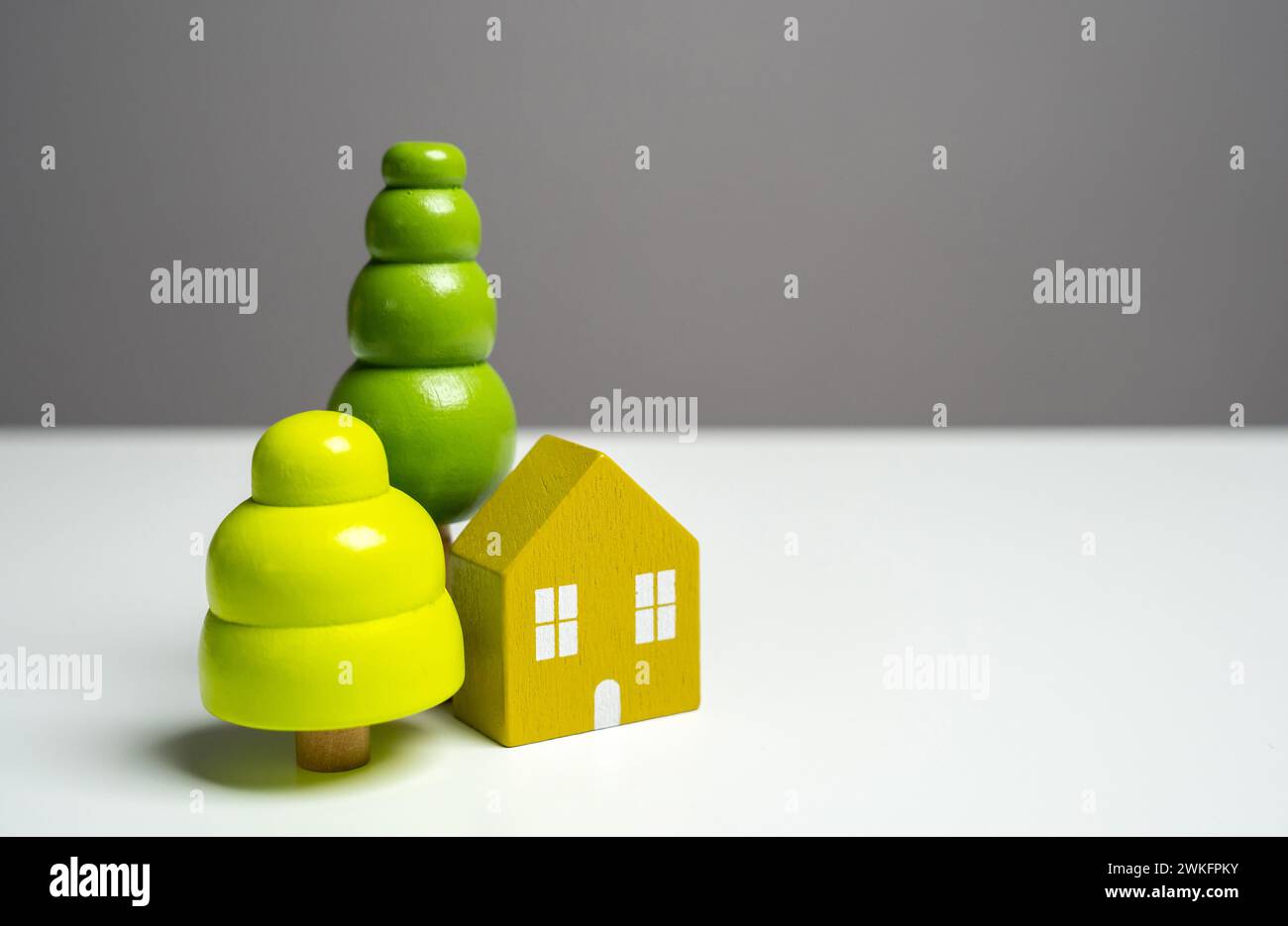 Maison et arbres verts. Respect de l'environnement et harmonie avec la nature. ECO House. Autonomie et proximité avec la nature. Figurines en bois Banque D'Images