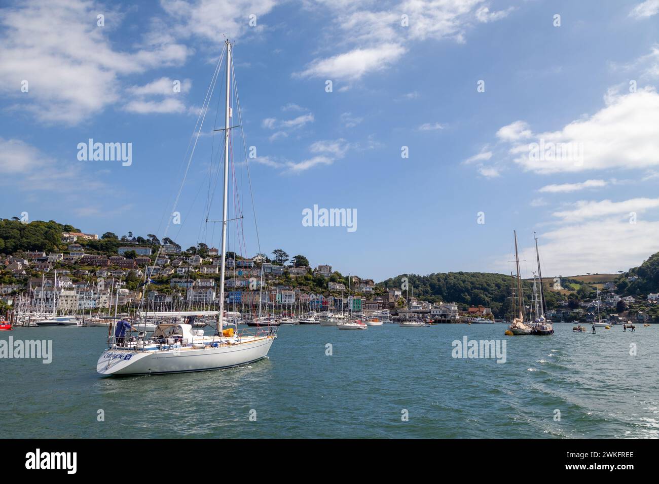 Un yacht amarré dans le port de Dartmouth avec la ville en arrière-plan. Banque D'Images