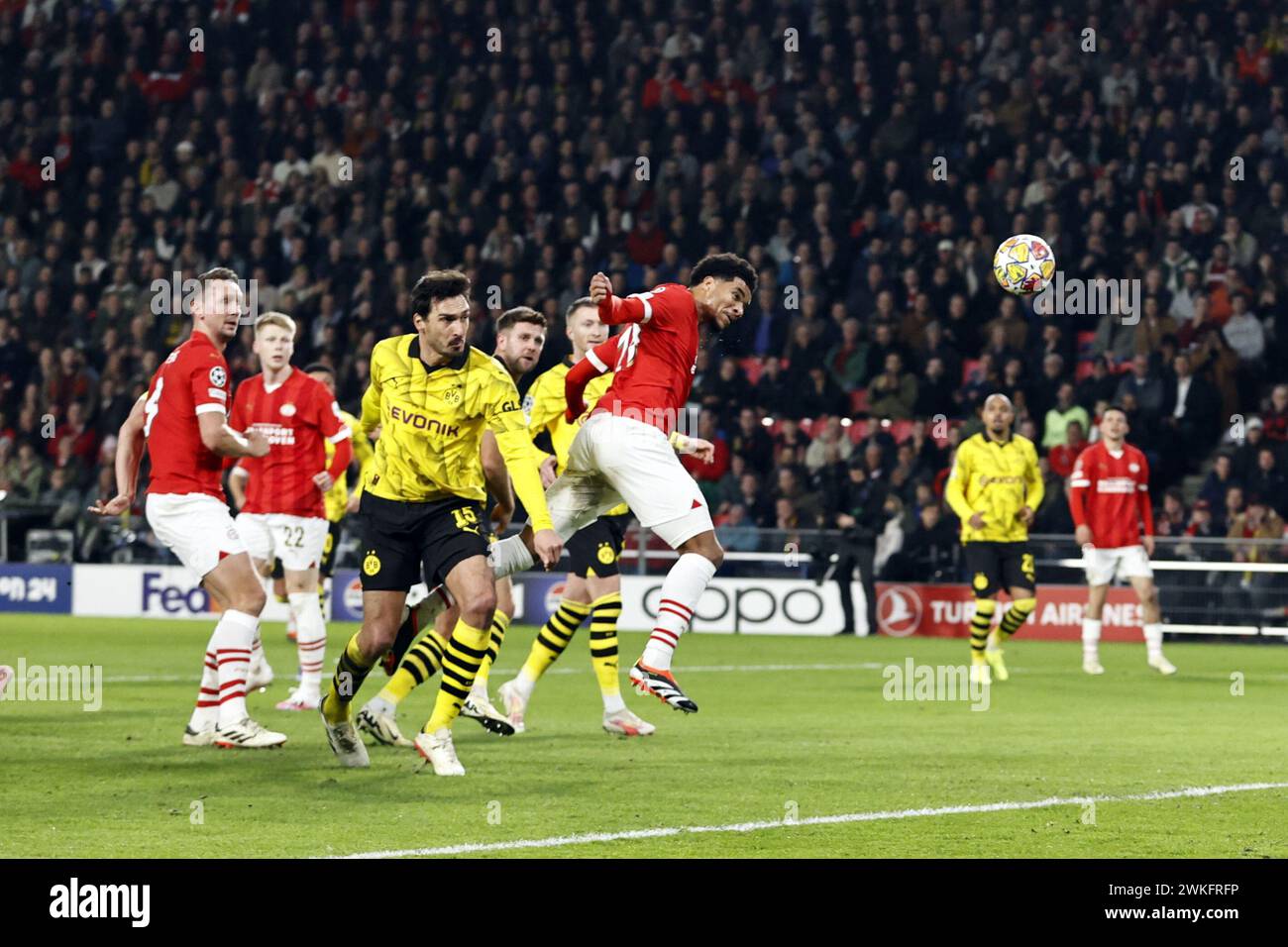 EINDHOVEN - (de gauche à droite) Mats Hummels du Borussia Dortmund, Malik Tillman du PSV Eindhoven lors de l'UEFA Champions League dernier match entre le PSV Eindhoven et le Borussia Dortmund au stade Phillips le 20 février 2024 à Eindhoven, pays-Bas. ANP MAURICE VAN STEEN Banque D'Images