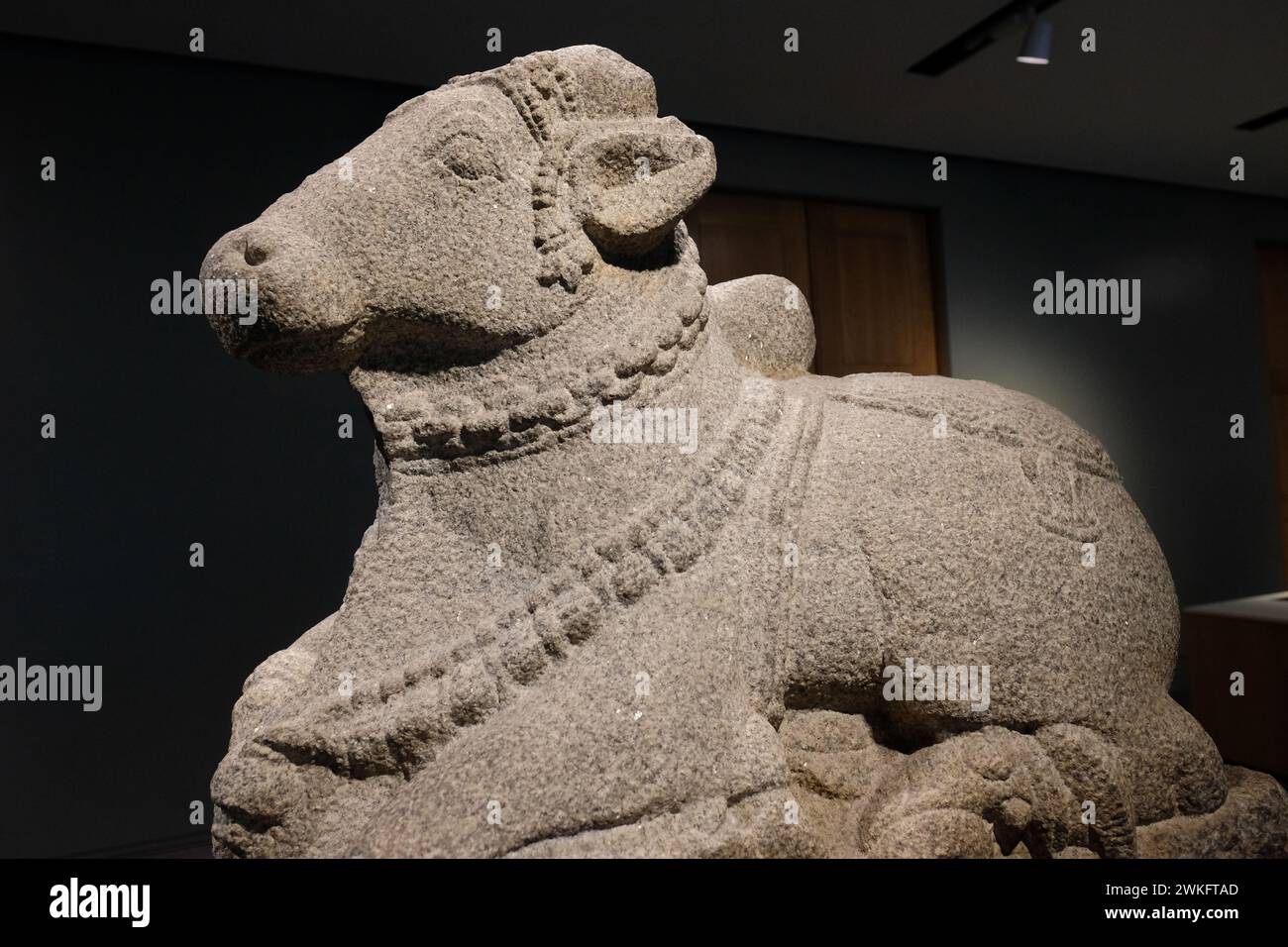 Figure en granit sculpté du taureau Nandi associé au Dieu hindou Shiva exposé au British Museum de Londres au Royaume-Uni Banque D'Images
