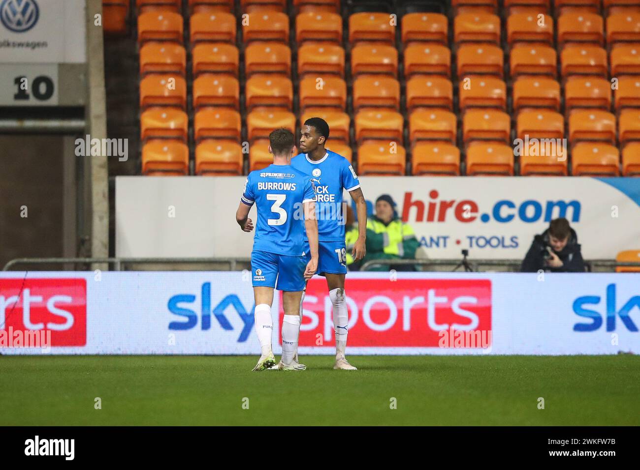 Blackpool, Royaume-Uni. 20 février 2024. Malik Mothersille de Peterborough United célèbre son objectif de faire 0-1 lors de la demi-finale du Bristol Street Motors Trophy match Blackpool vs Peterborough United à Bloomfield Road, Blackpool, Royaume-Uni, le 20 février 2024 (photo par Gareth Evans/News images) à Blackpool, Royaume-Uni le 20/02/2024. (Photo de Gareth Evans/News images/SIPA USA) crédit : SIPA USA/Alamy Live News Banque D'Images