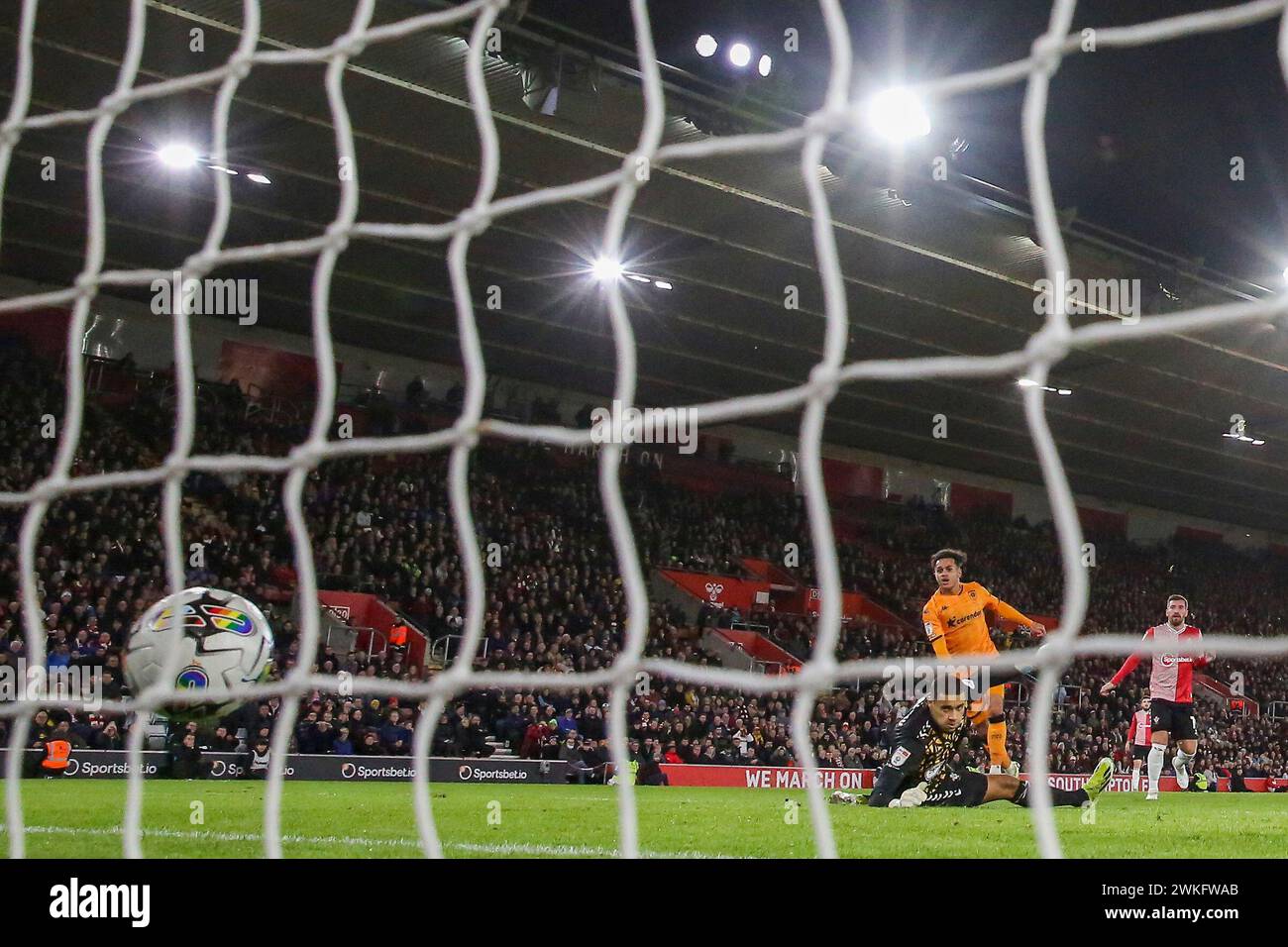 Southampton, Royaume-Uni. 20 février 2024. Le milieu de terrain de Hull City Fabio Carvalho (45) marque un BUT 0-2 tire contre le gardien de Southampton Gavin Bazunu (31) lors du Southampton FC contre Hull City FC au St.Mary's Stadium, Southampton, Angleterre, Royaume-Uni le 20 février 2024 Credit : Every second Media/Alamy Live News Banque D'Images