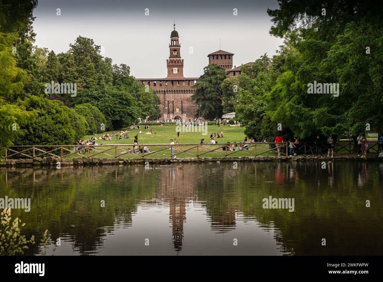 Le parc Sempione est le plus grand parc du centre historique de Milan. Le château Sforzesco, un musée maintenant, est situé à l'une des entrées principales. Banque D'Images