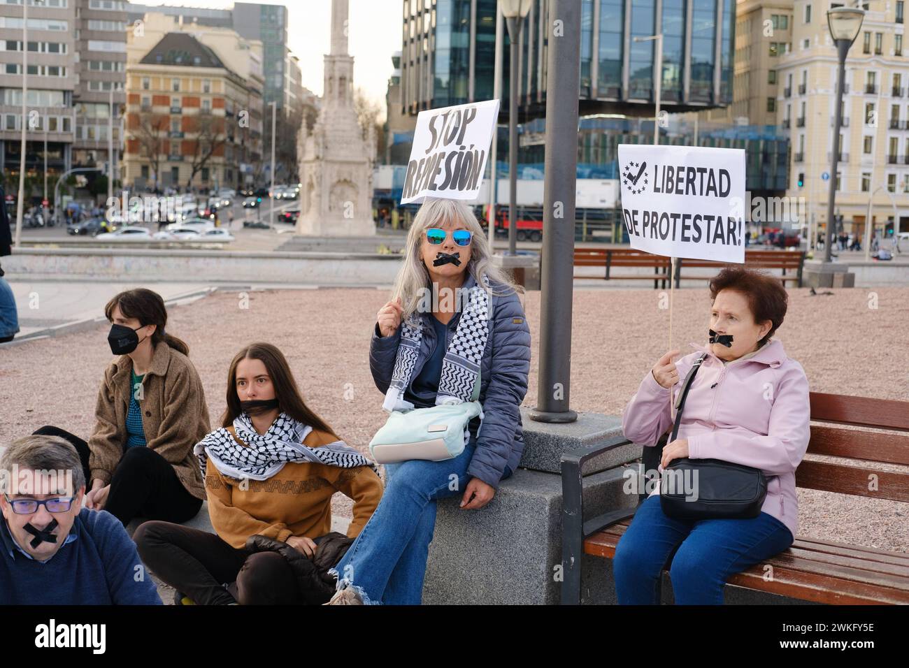 Manifestants lors d'une manifestation contre la loi sur le gag et la répression policière en Espagne sur la Plaza de Colon à Madrid, le 20 février 2024. Espagne Banque D'Images