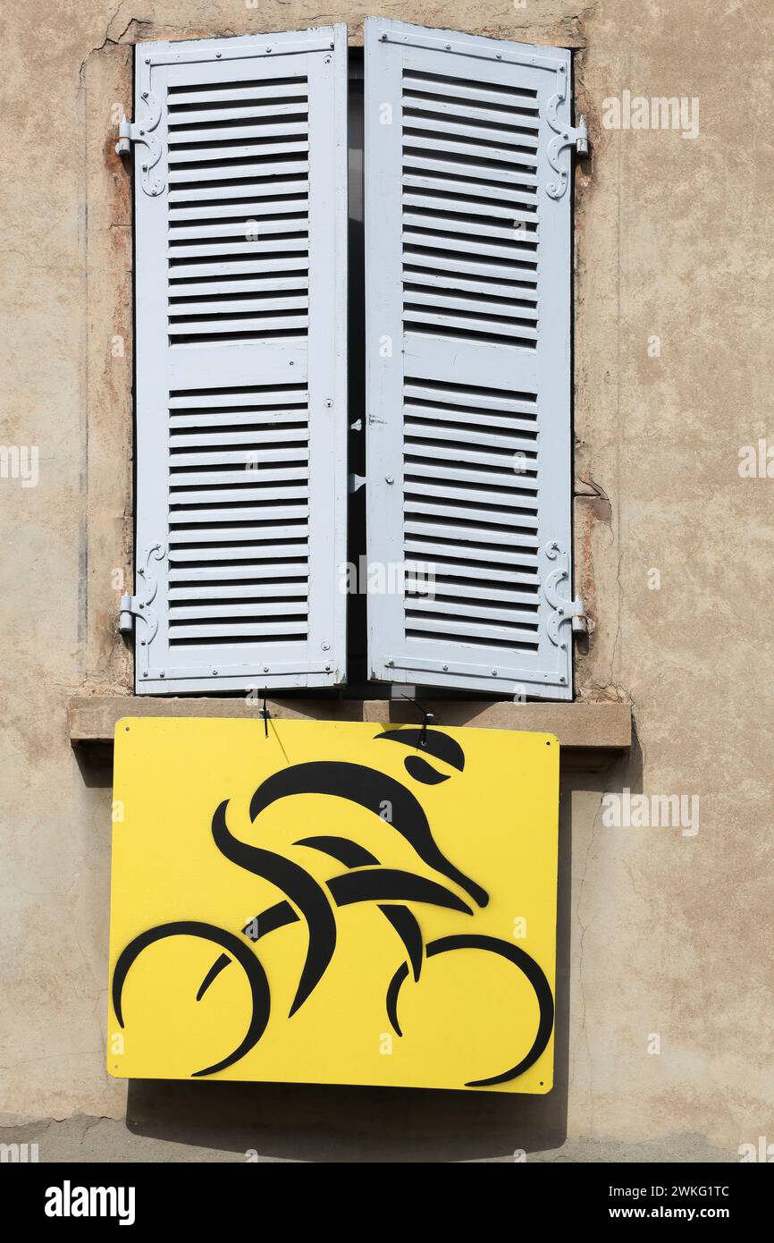 Beaujeu, France - 12 juillet 2023 : décoration du Tour de France sur un mur dans le village de Beaujeu, Beaujolais, France Banque D'Images