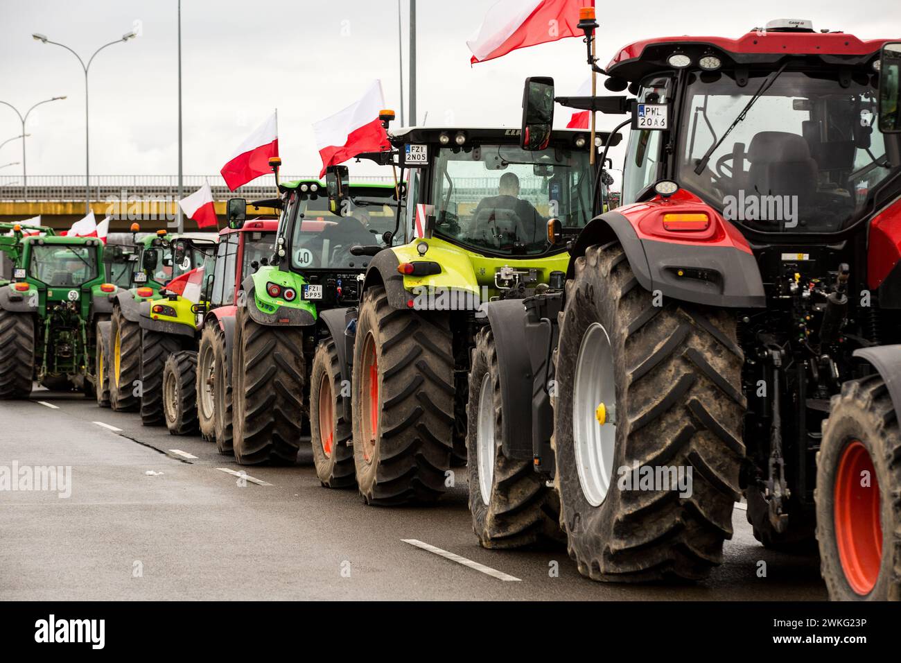 Les agriculteurs polonais avec leurs tracteurs et leurs véhicules bloquent la voie express S3 pendant la manifestation. Les agriculteurs polonais organisent des manifestations contre les céréales ukrainiennes bon marché qui inondent le marché et contre les réglementations de l'UE sur l'utilisation des pesticides et des engrais. Les tracteurs arborant des drapeaux polonais bloquent les autoroutes et les principaux carrefours dans près de 200 sites en Pologne. (Photo de Karol Serewis/SOPA images/SIPA USA) crédit : SIPA USA/Alamy Live News Banque D'Images